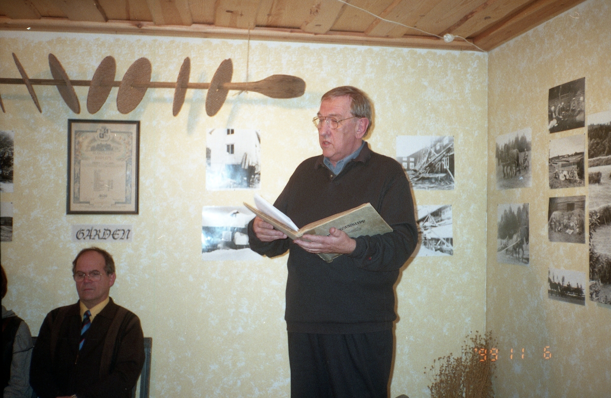 Ljushögtid vid Rengsjö kyrka. Olle Häger talar i församlingshuset, 6 november 1999.