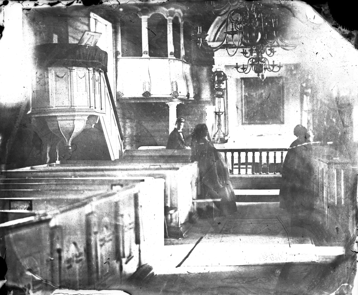 Interiør, Christi kirke,1652- 1871, Kragerø. Trolig Prost N.L.Fog, Caroline M.Fog og Henriette Olava Homann i kirken.