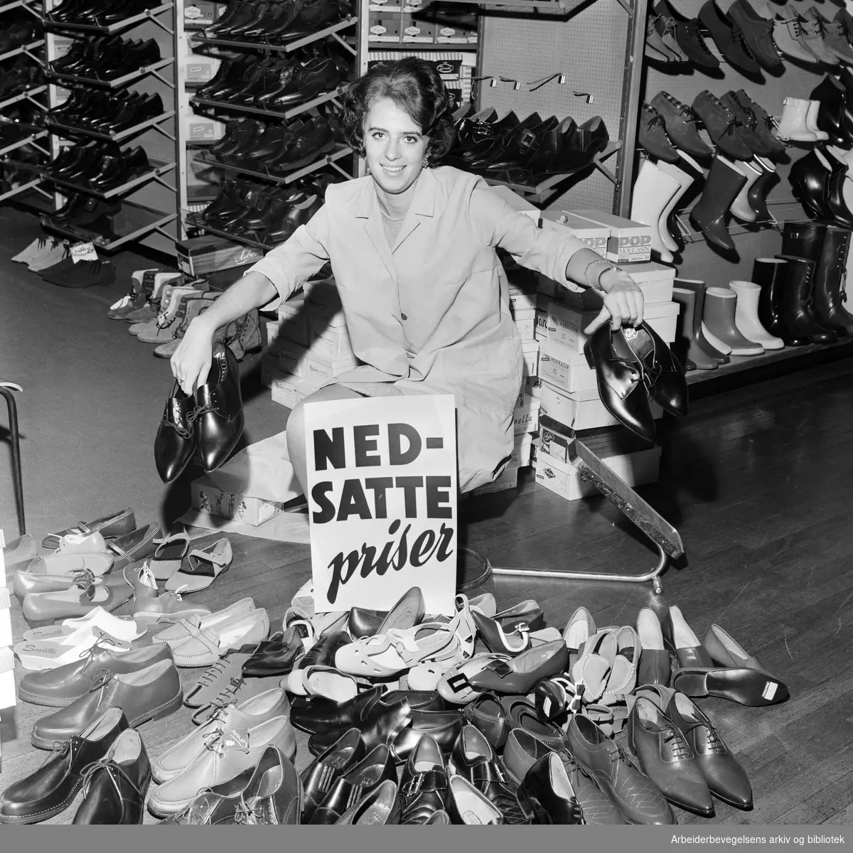 Salg i skotøybransjen. Wenche Werner med tilbud på dame- og herresko i et varemagasin i Pløens gate. August 1968