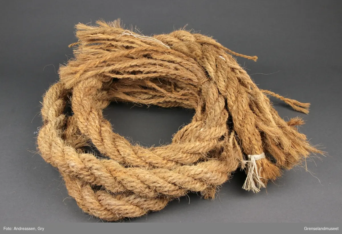 Tykt tauverk laget av naturlige fiber, sisal. Trossen er delt i tre.