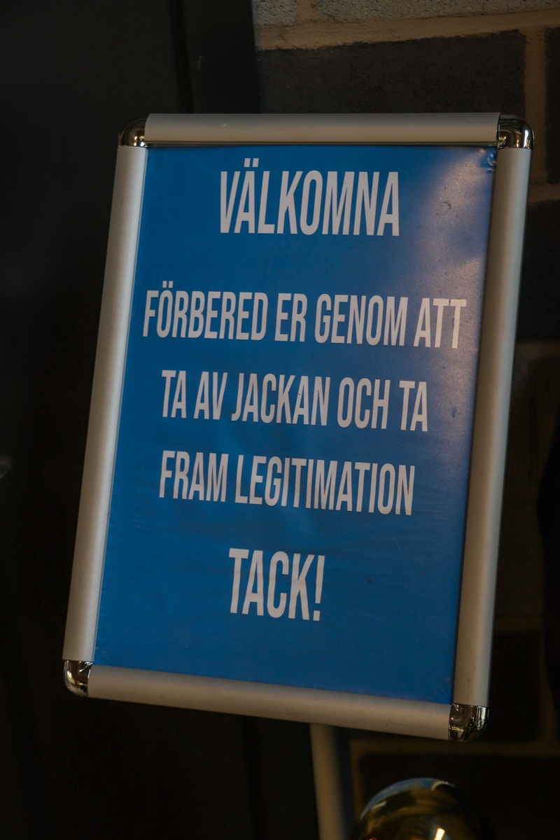 Interiör tillfälliga vaccinationscentralen på Saab arena. Skylt. Bilder från staden Linköping år 2021. Massvaccinering.