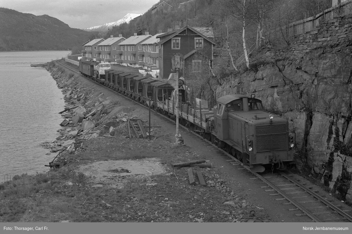 Sulitjelmabanens diesellokomotiv SAULO med blandet tog kjører inn mot Sulitjelma stasjon