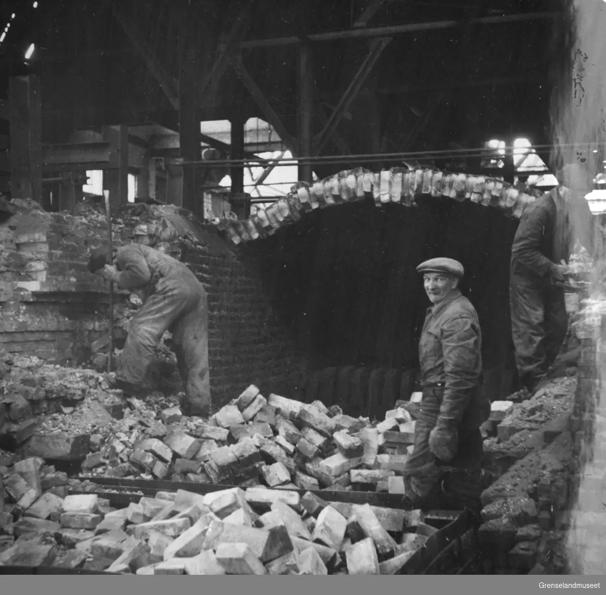 Arbeidere i gang med å rive ovn nr. 9 i Brikettverket, Kirkenes, 28. april 1948.