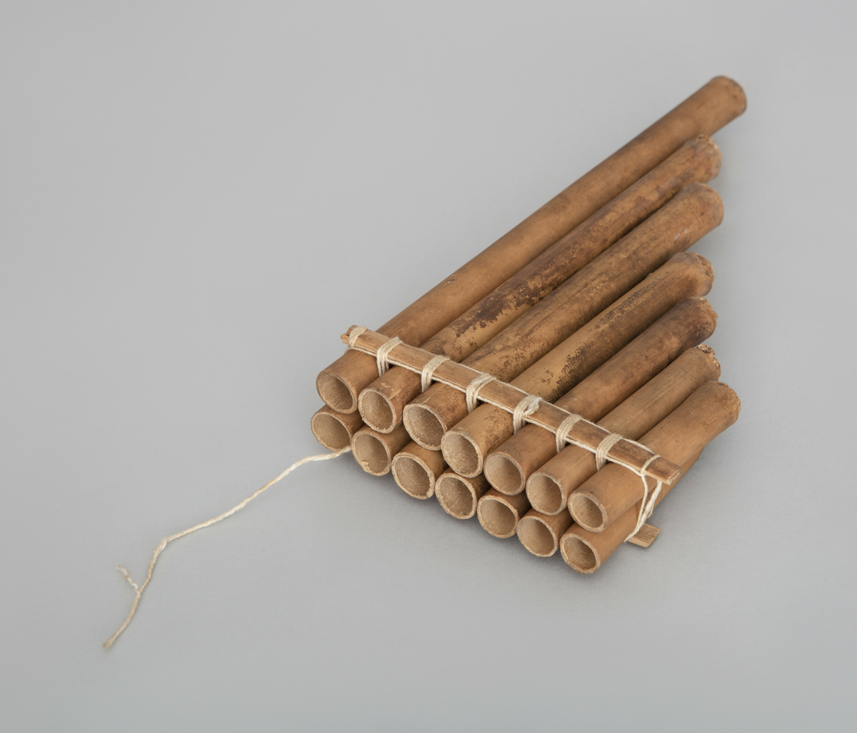 Fløyte som består av to rekker parallelle bambusrør av avtagende lengde. Syv rør i hver rekke. Bundet fast til hverandre i flåteform. Den ene raden åpen, den andre lukket.