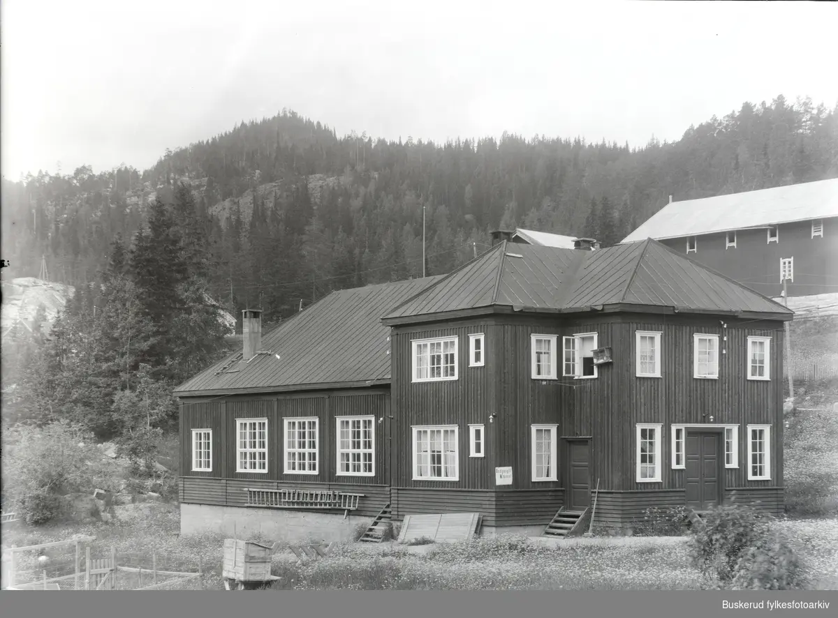 Bygging av kraftverket Nore 1.Forsamlingslokalet Folkets hus ble bygget i 1920 årene.
Var i bruk til Nore og Uvdal kommune bygde kommunehuset i 1973/74. I bakgrunnen Bråflåt gård