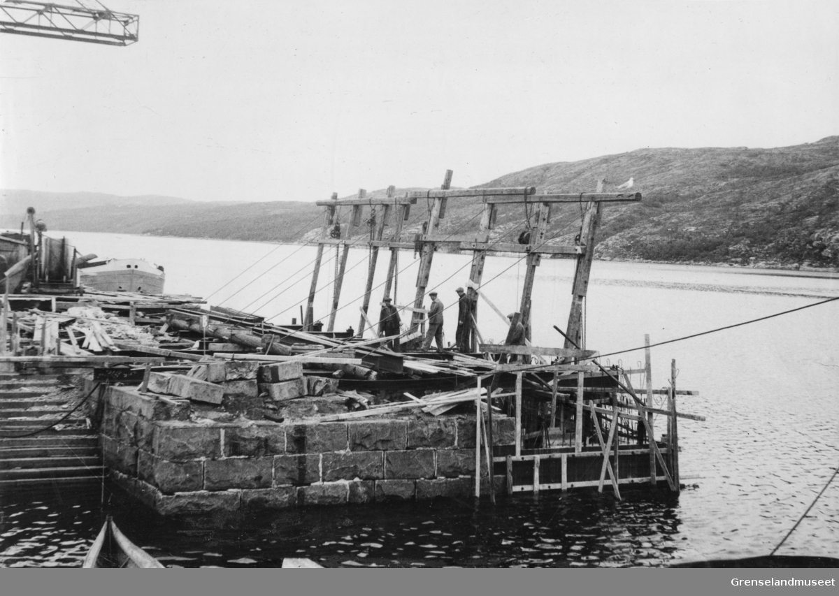 Bilde tatt under gjenoppbyggingen av Sydvarangers anlegg rett etter krigen. Seksjon 1 på malmkaia under arbeide, 12. juli 1948
