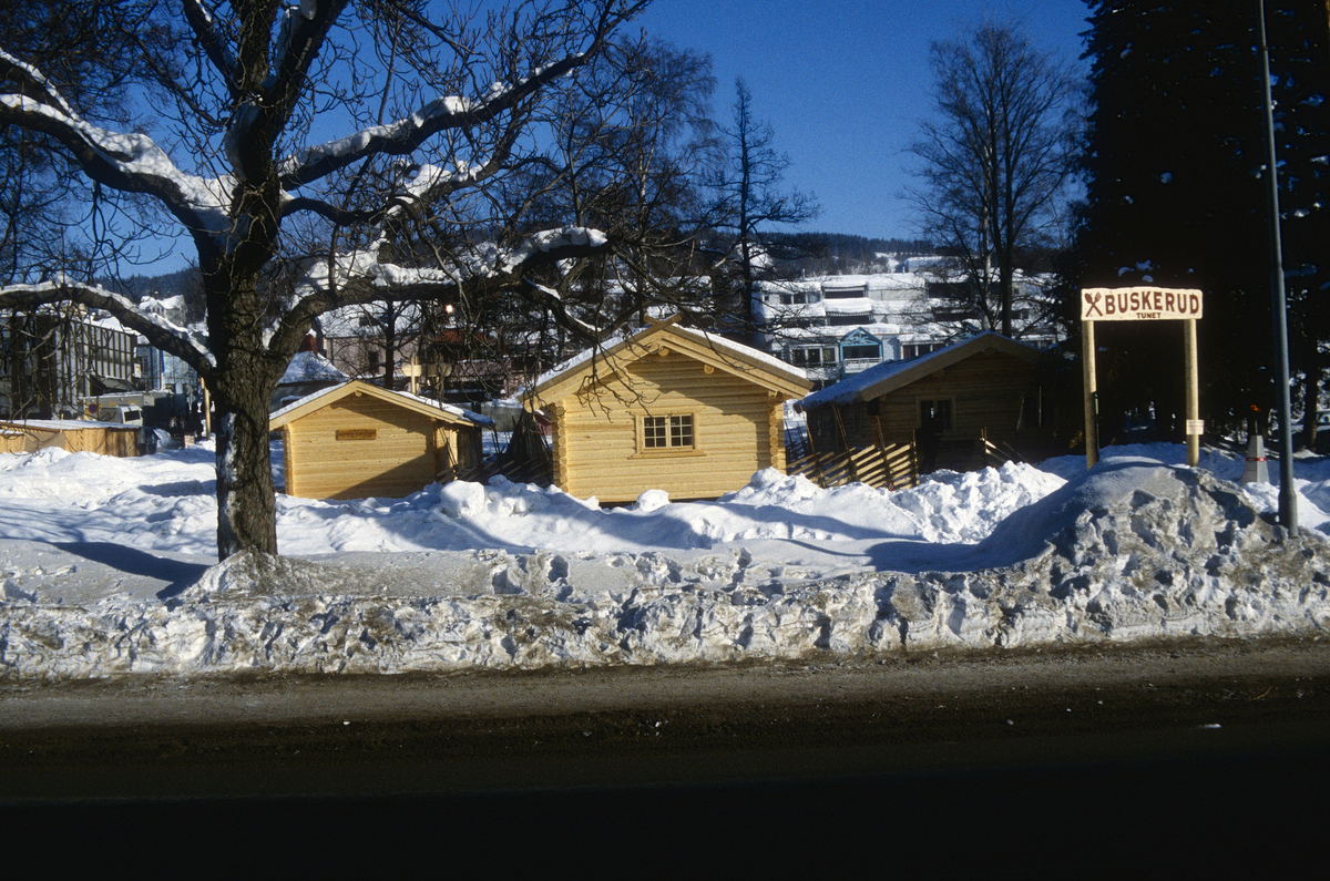 Lillehammer under OL 1994. Buskerud-tunet i Nordre Park. Utstilling av hytter. Matservering. Sett mot nord-øst.