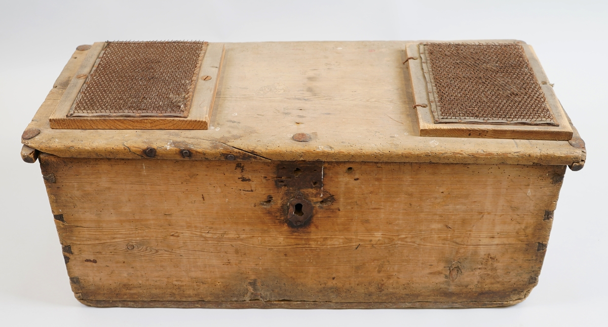 Kiste med 2 karder festa på loket (motskykka ligg i kista). Kista er halde saman i hjørna med "sinktapper". Sider, botn og lok er sette saman av bord i full breidde.