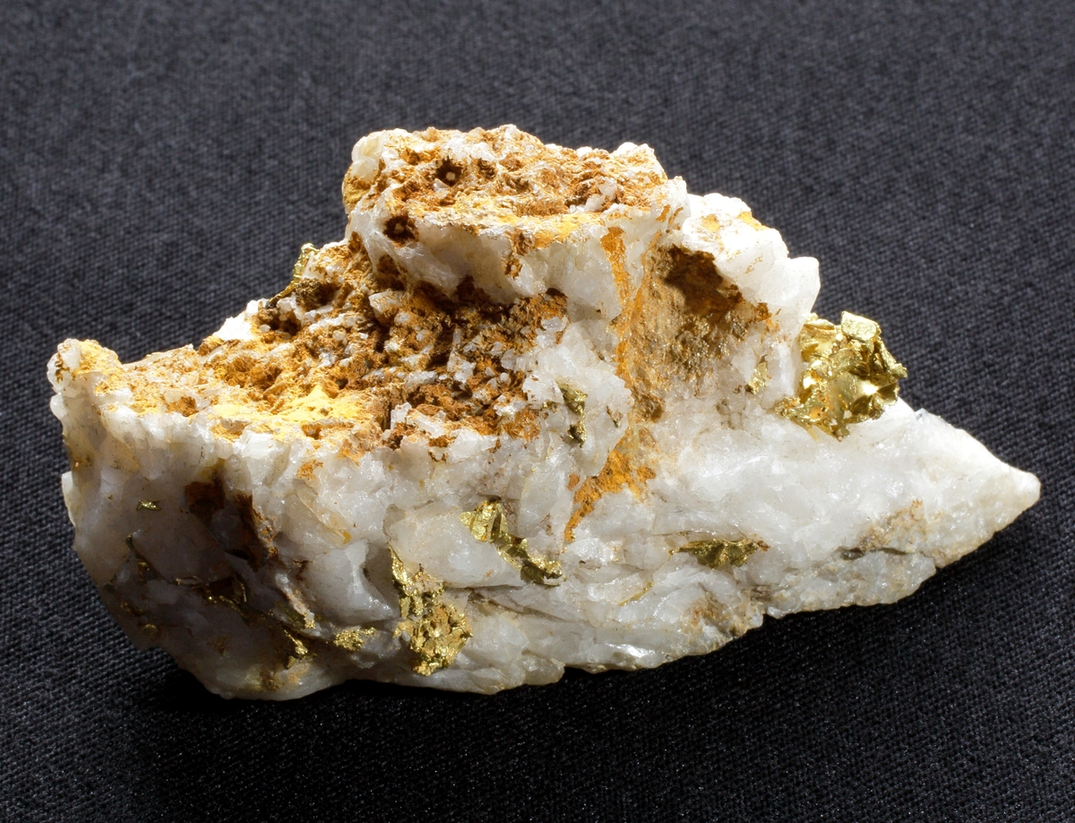 Guldstuff (stuffer kallas stycken av mineral eller bergart avsedda för studium) bestående av vit kvarts och nativt guld i form av blad, korn och i utstickande bleckform.
Operasångerskan Christina Nilsson förärades 4 st guldstuffer (M 3141-M 3144) i april 1871 under en resa till Kalifornien, USA. De kommer från gruvbolagen The Amador Co och El Dorado Co. Berörda gruvchefer gav bort något av det bästa man kunde visa upp. De utgjorde samtliga prover på ursprungligt guld som gjort Kalifornien känt över en stor del av världen (Svensk numismatisk tidskrift nr 4, maj 2008, s. 88).