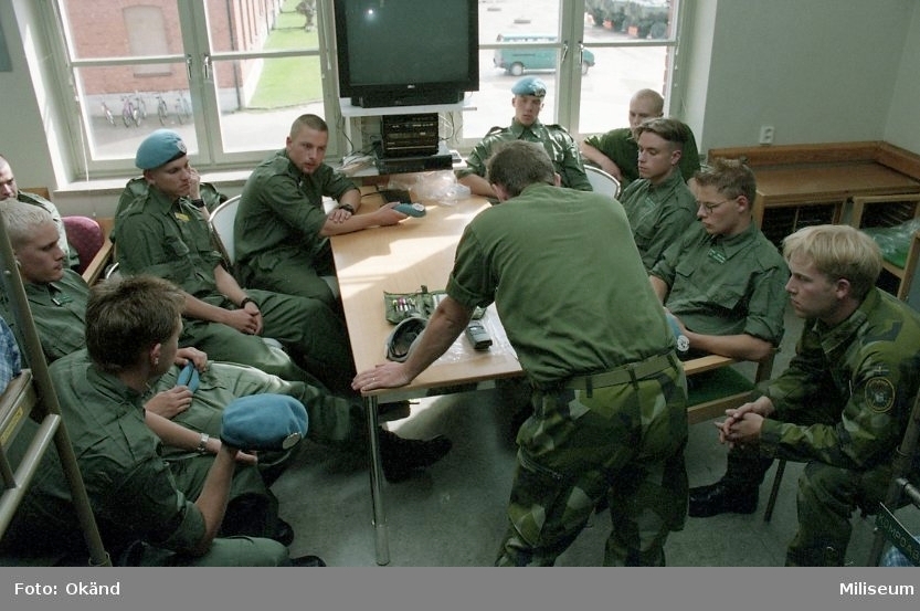 Utbildning inför utlandstjänst, soldater under genomgång.

Okända, personen till höger om bildern har märke, Gotlands artilleriregemente.