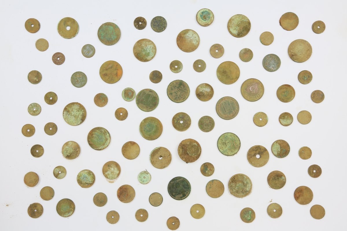 Samling av diverse mynt. Stort tidsspenn (ca. 1920-tallet til 1960-tallet).