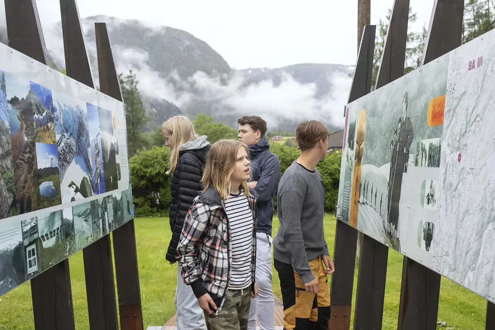 Elevar står i passasjen utanfor Bjørn West Museet i Matre