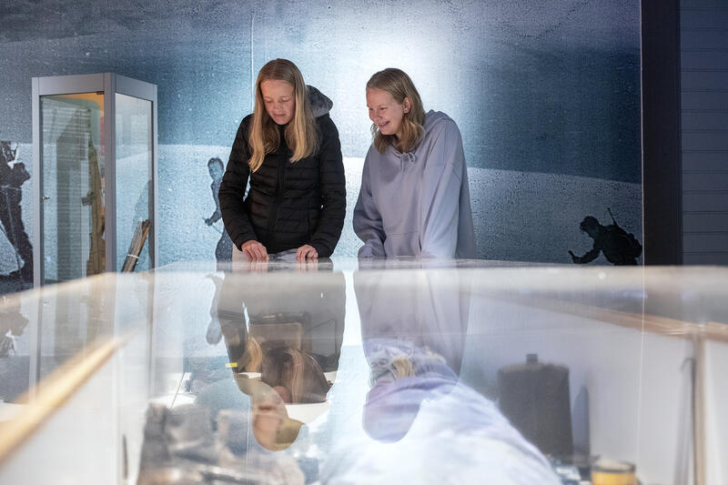 To jenter kikker på utstilling i båthuset i Bjørn West Museet i Matre