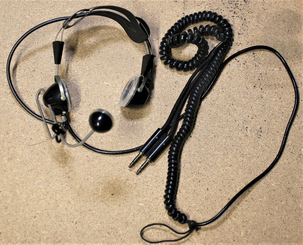Hodetelefon med mikrofon, kabel og plugg til sambandsboks.