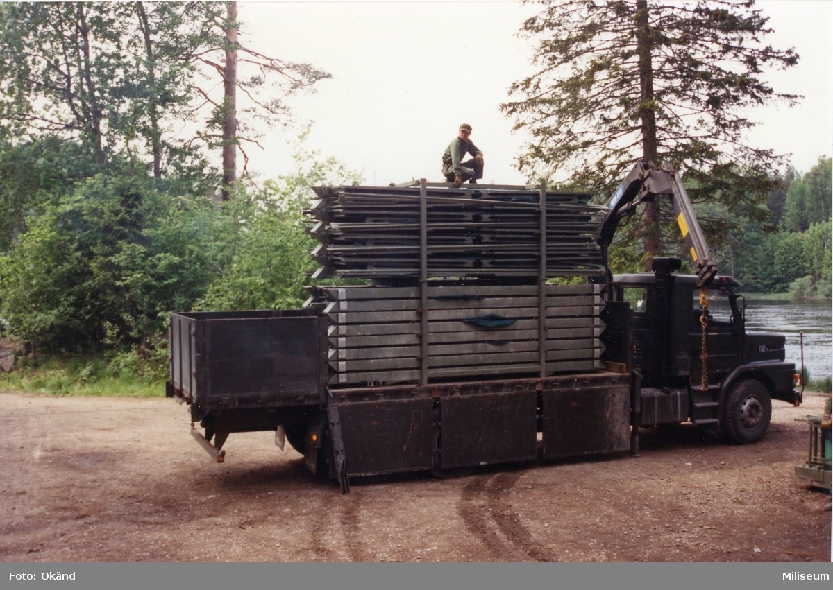 Scania lastbil 112H lastar av materiel av skenbro.