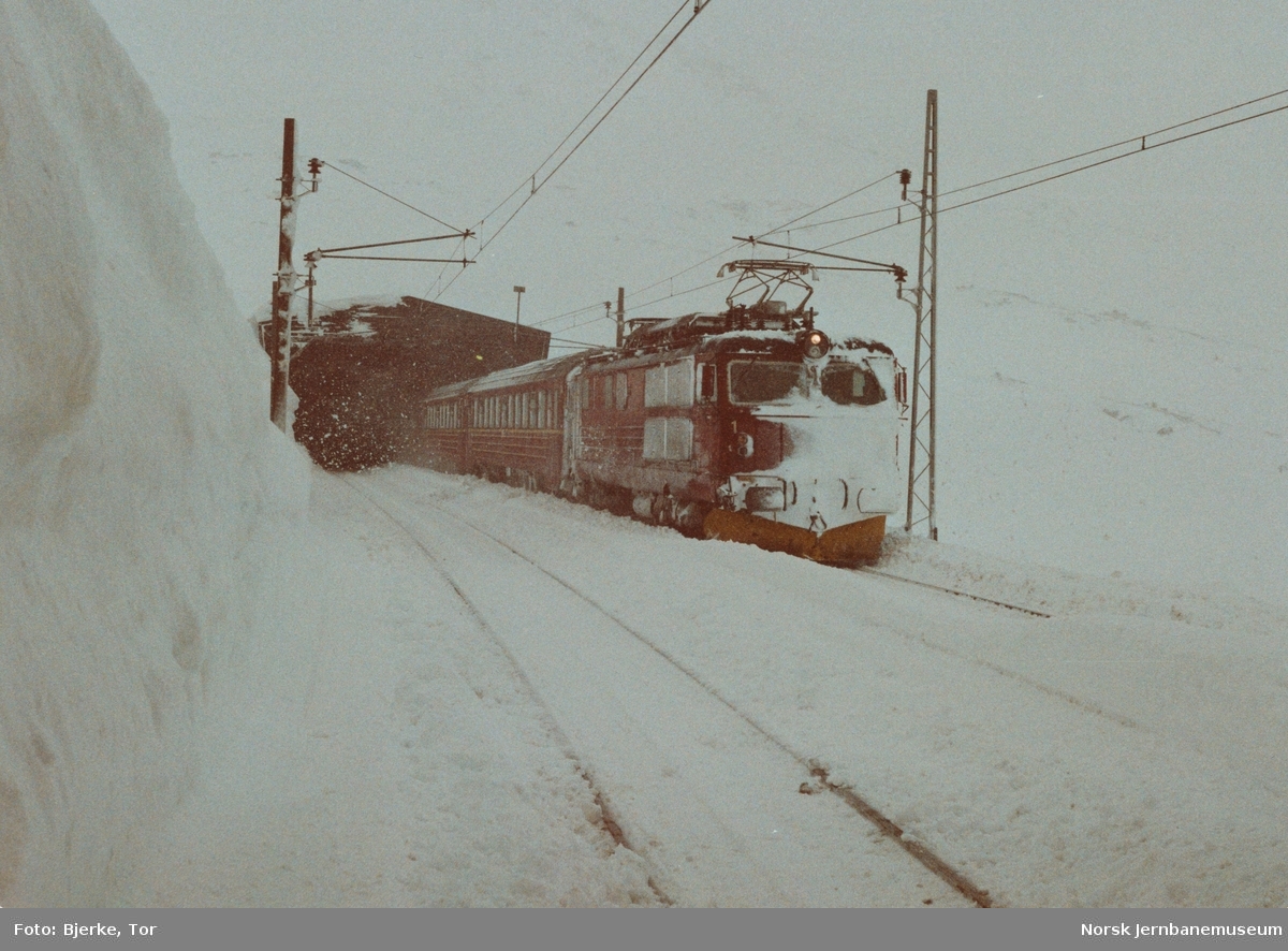 Elektrisk lokomotiv El 14 med ekspresstog fra Oslo S til Bergen, tog 61, på Hallingskeid stasjon