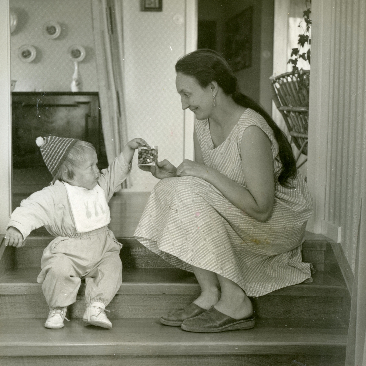 Mary Ekman och sonen Manne (född 1955) sitter bredvid varandra i en trappavsats, Villa Maribo 1957. Text ur albumet: "Bara en enda!"