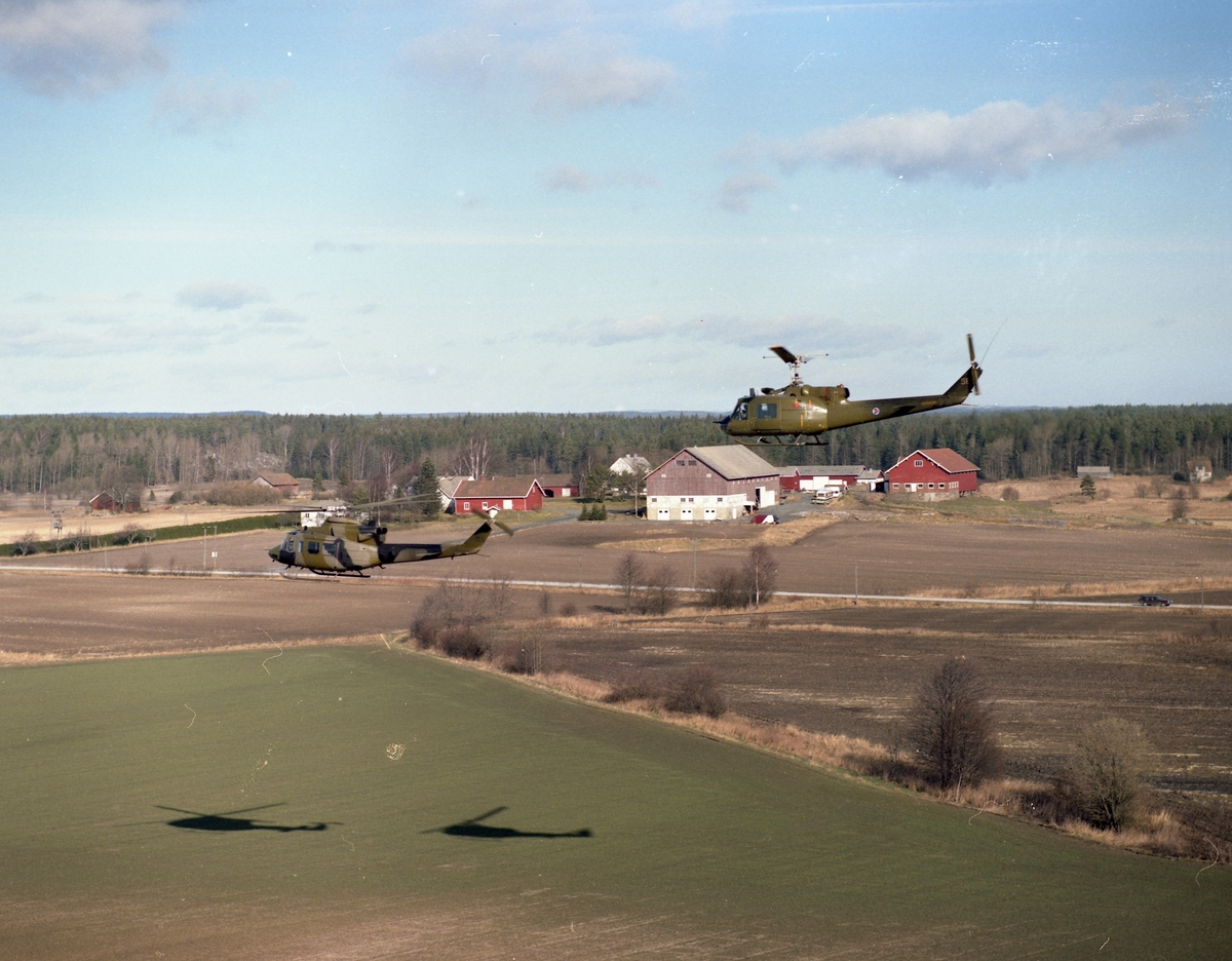 Bell 412 og UH-1B i formasjon.