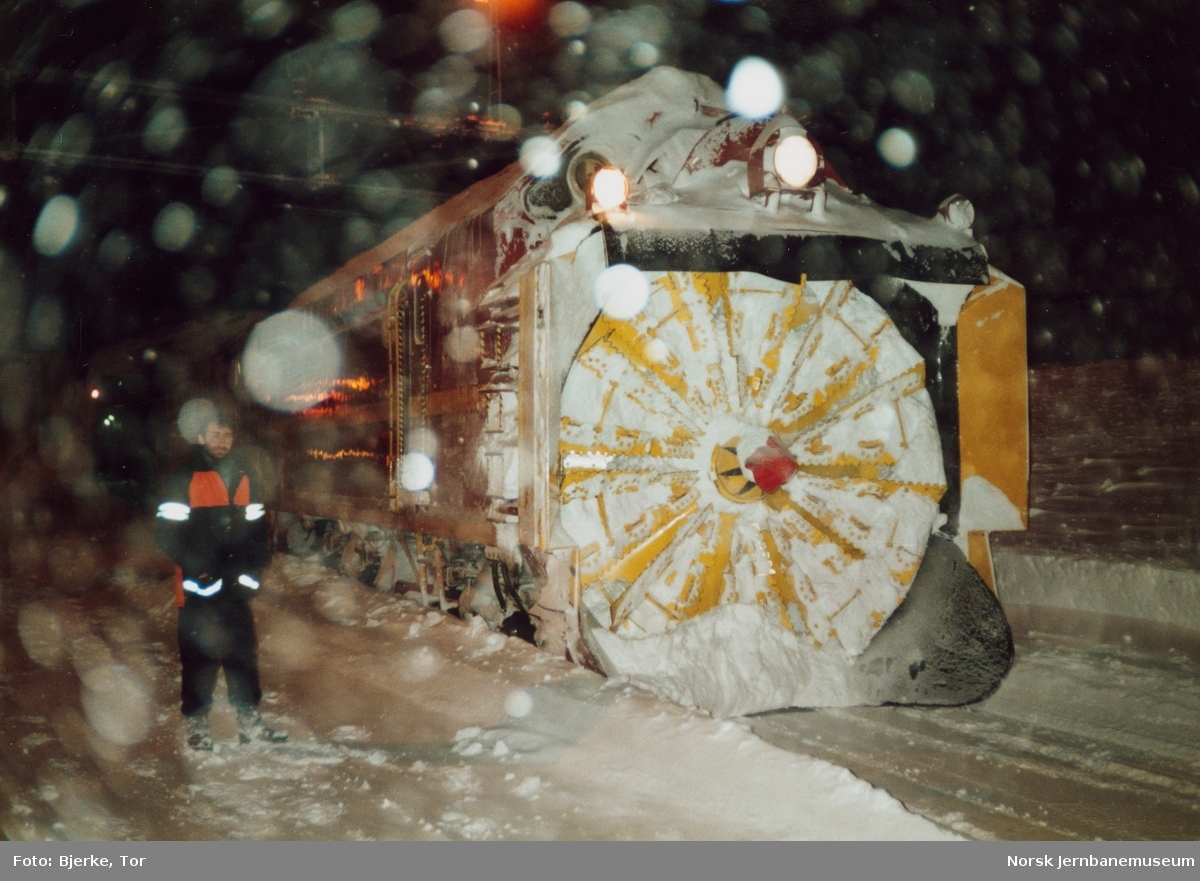 Roterende snøplog DiR1 501 på Finse stasjon