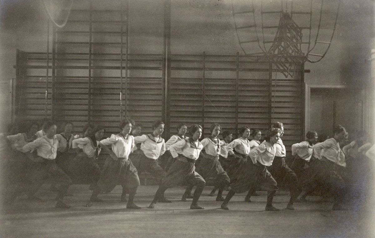 En grupp kvinnliga elever i gymnastiksalen på Ringsbergsskolan, Växjö, ca 1914.