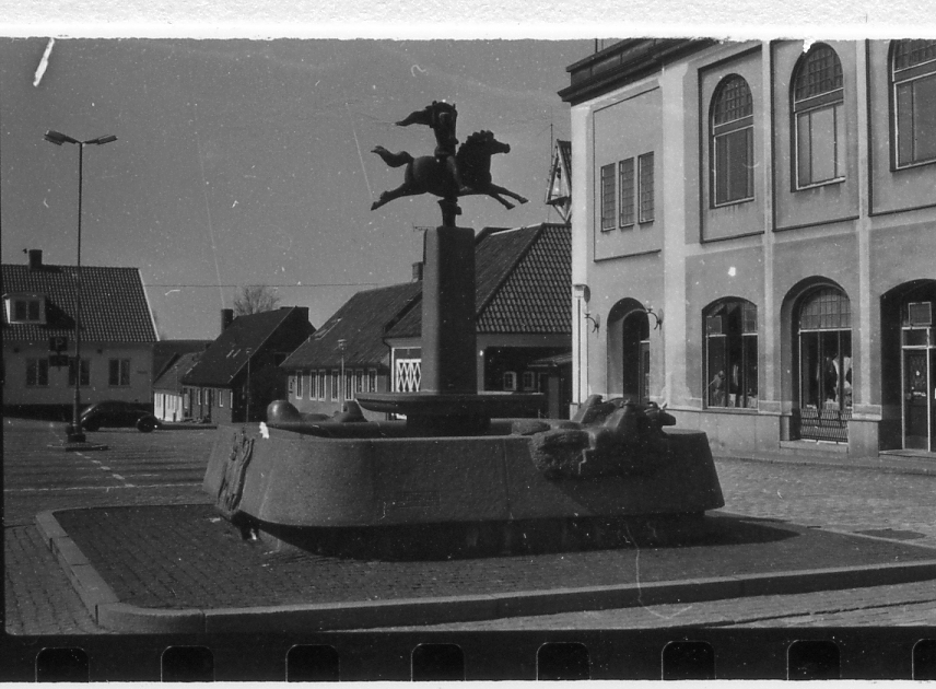 Laholm, offentlig konst. Hästbrunnen av Stig Blomberg på Hästtorget.