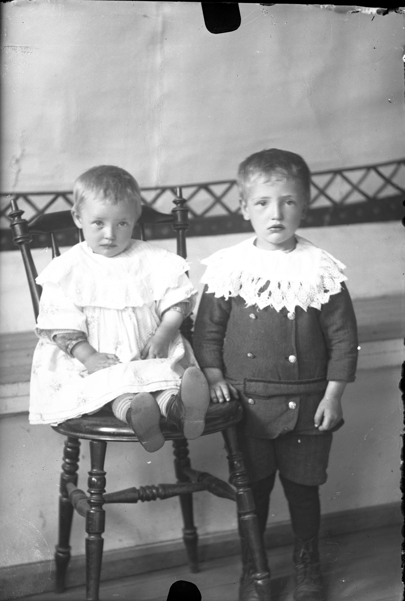 Portrett av to små barn