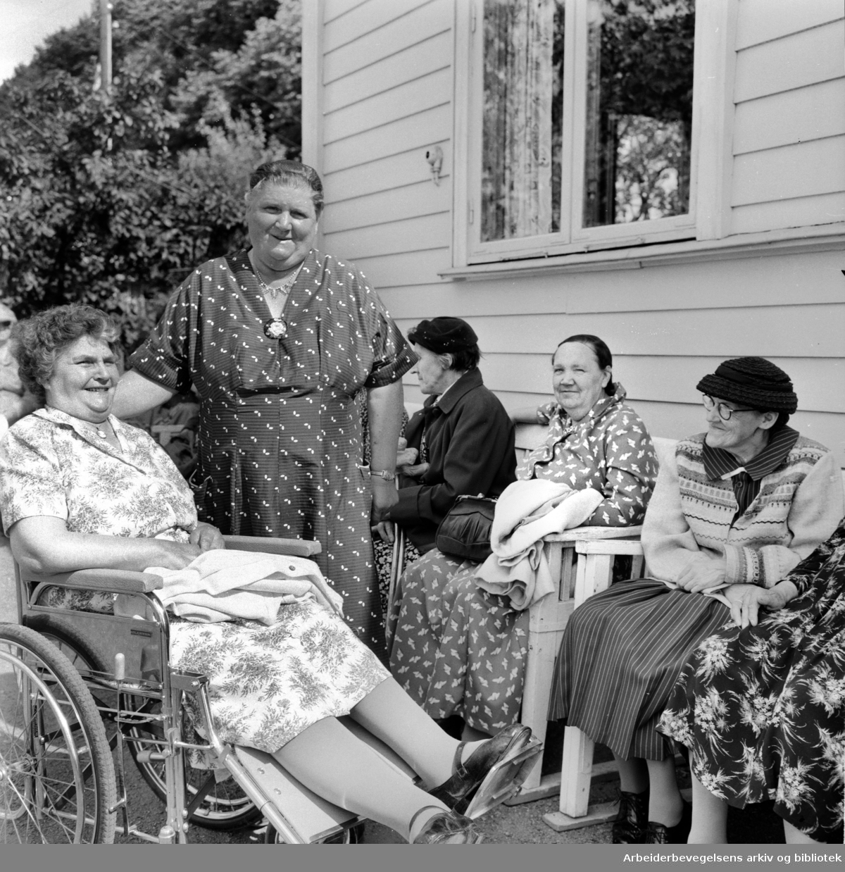 Margit Nordhagen og en gruppe pensjonerte medlemmer av Hjemmets Kolonihagers' dameforening på Bjølsen feirer sitt 25 års-jubileum. August 1959