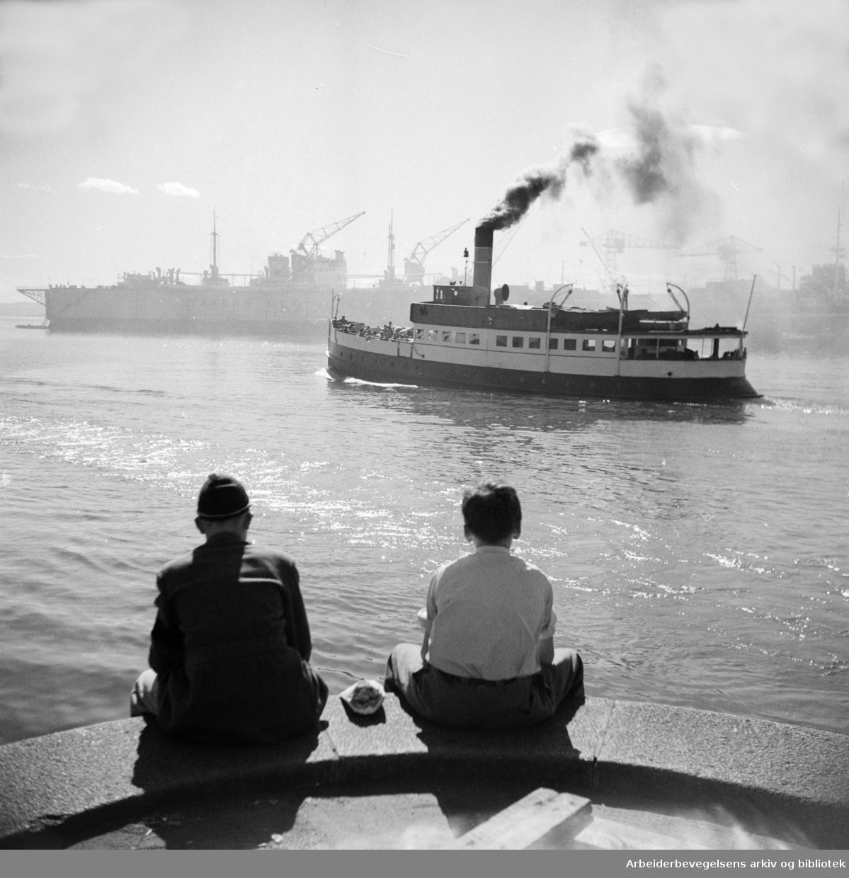 Oslo havn. Muligens Nesoddbåten Duen 2. Udatert. 1952 - 1959