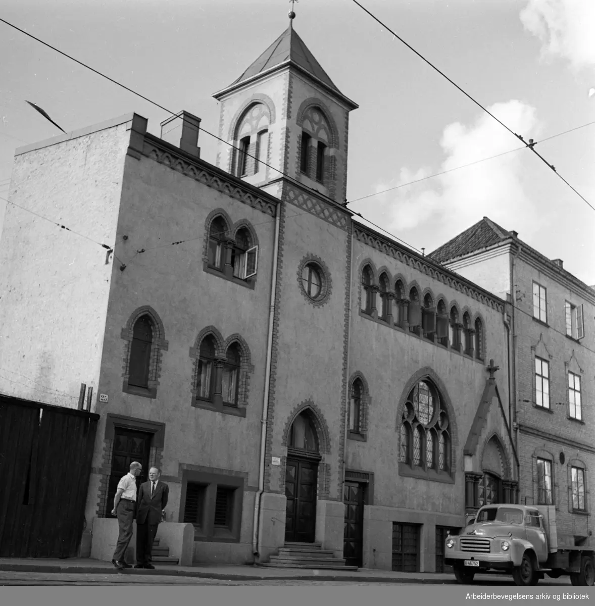 Vaterland kirke i Vognmannsgata, 25. august 1959. Mannen til høyre er Karl Skarbøvik som var den siste presten i kirken før den ble revet i 1960.