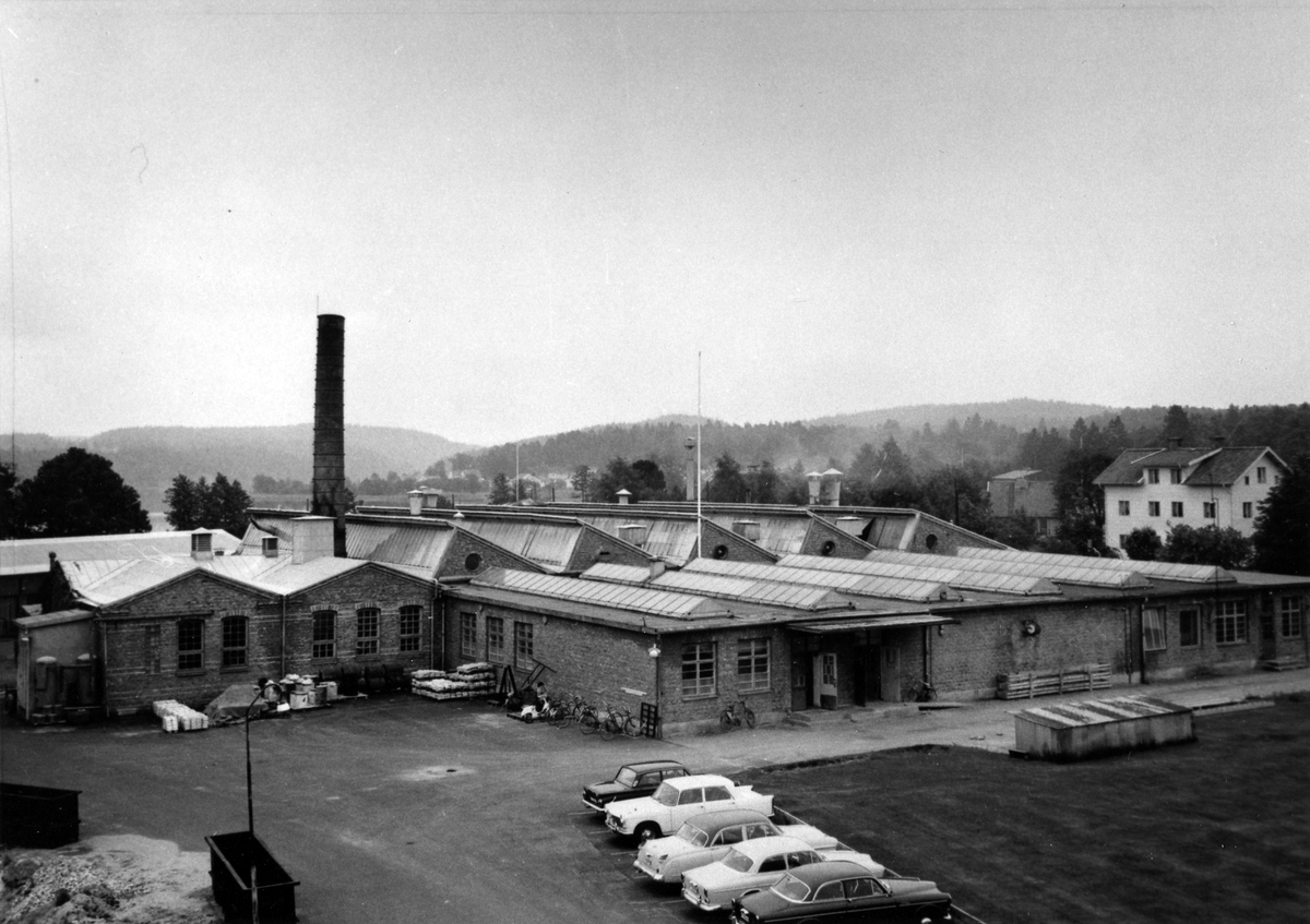 Kabeldons fabriksanläggning och parkerade bilar. I lokalerna låg ursprungligen Alingsås Linnefabrik.