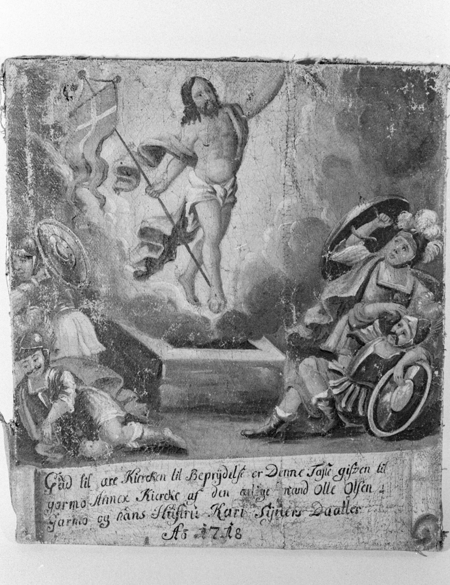 Jesu dåp med Johannes døperen til høyre, og en engel på vestre side. En due i overkant. Tekstfelt under motivet.