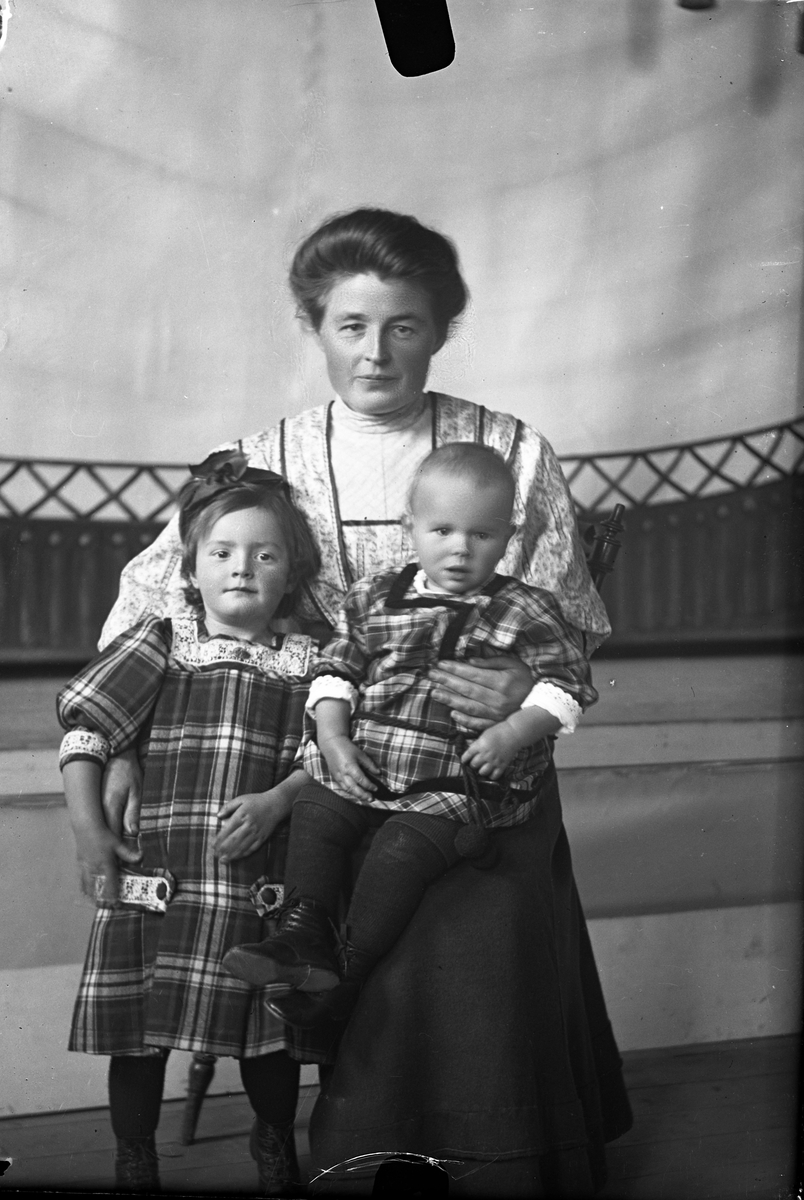 Portrett av kvinne og 2 barn