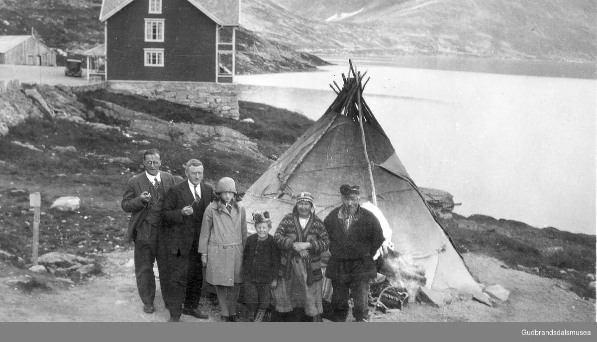 Familien Partapuoli ved Djupvasshytta sumaren 1930 eller 1931