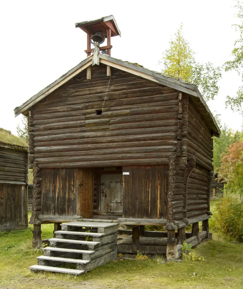 Ramsmoburet. Stabbur fra Ramsmoen, mulig byggeår 1740. Matklokka flyttet fra Ramsmoen 1993. Buret er muligens satt opp av skoginspektør N.H. Ramm opprinnelig som kornmagasin.