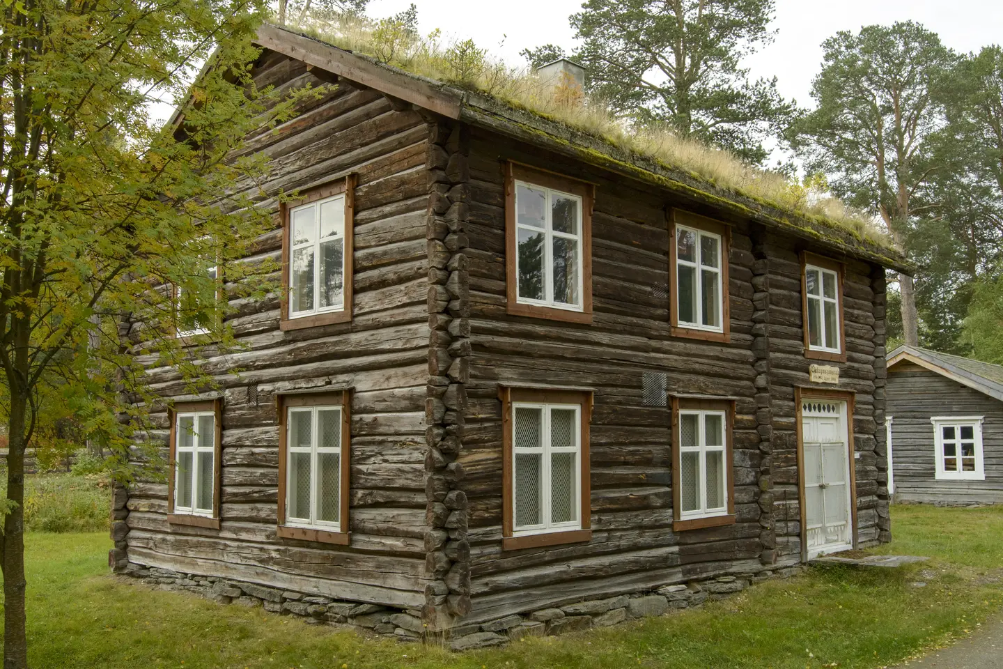 Klengstua - Okkupasjonsstua. Klengstua betyr; "et bygg der de varmet opp kongler for å få frø". Oppført i 1920 av gammelt hustømmer fra Fåset. Brukes nå som utstillingslokale knyttet til siste krig.