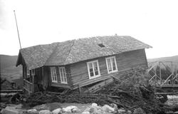 Huset til Ragnvald Berg er øydelagt etter flaum i Finna 1938