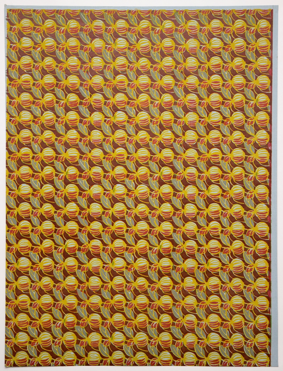Rektangulært dekorativt papir med mønsteret "Granatæbler". Forsiden er dekorert med et repeterende mønster av stiliserte fruktformer i rosa og grått - omgitt av gule konturlinjer - på burgundfarget bunn. Mønsteret skal forestille stiliserte granatepler.