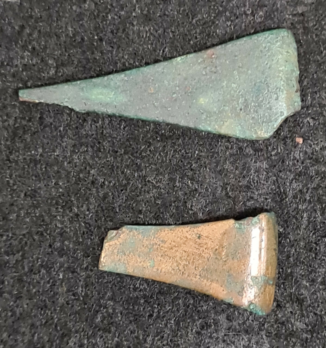 11 082: Bolums torp, Bolums socken, Västergötland. Förvärv 1916.

Pincett brons, fragment, 1 st i 2 delar. Oornerad. Ena halvan avslagen och rengjord, den andra argad. L. 2,2 - 3,4 cm.