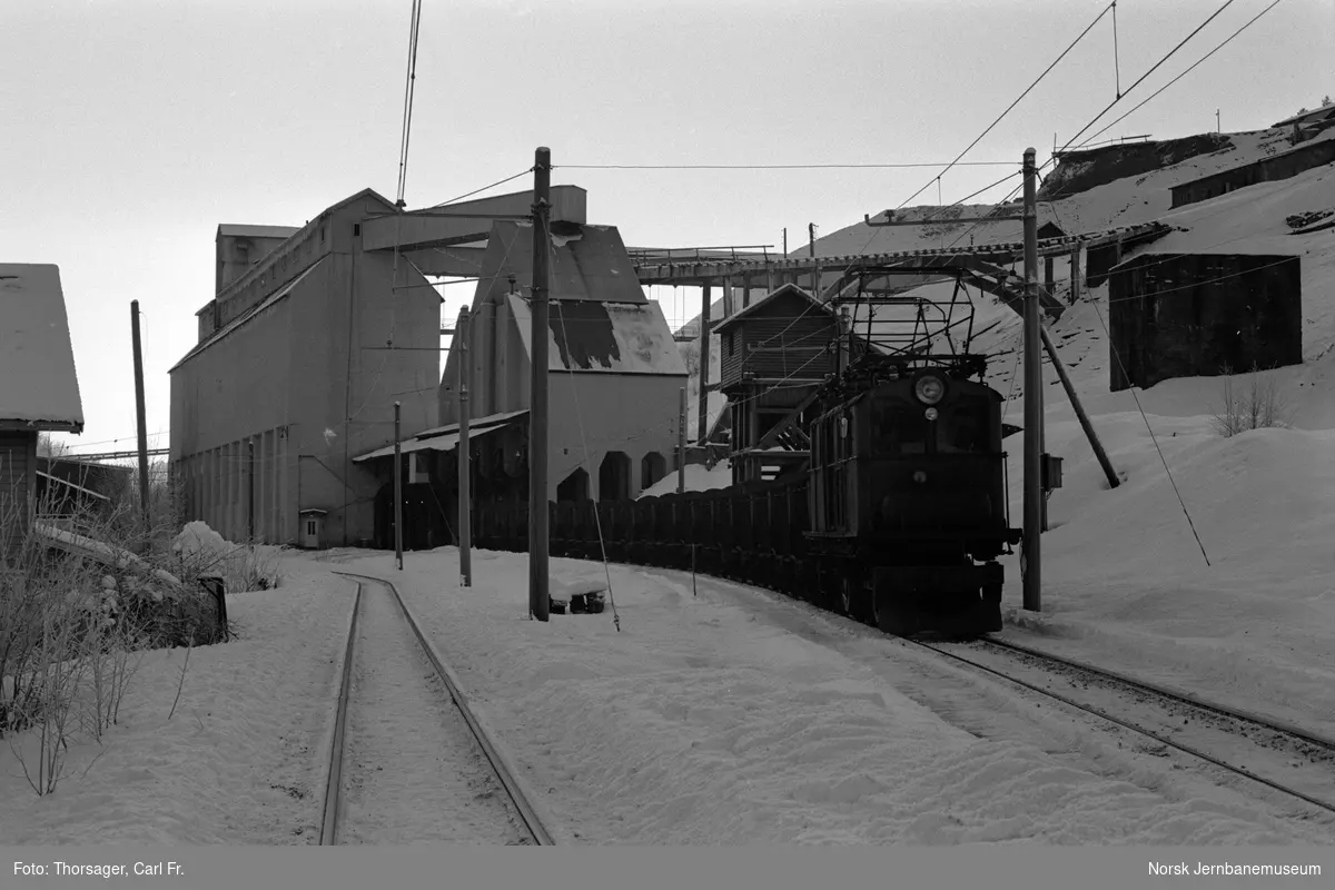 Thamshavnbanens elektriske lokomotiv nr. 7 med malmvogner ved lasteanlegget i Løkken