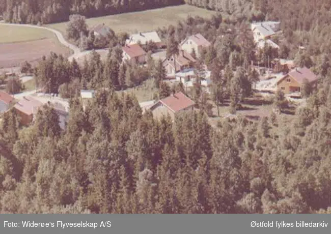 Flyfoto av boligområde,  Bjørnstad i Tune.