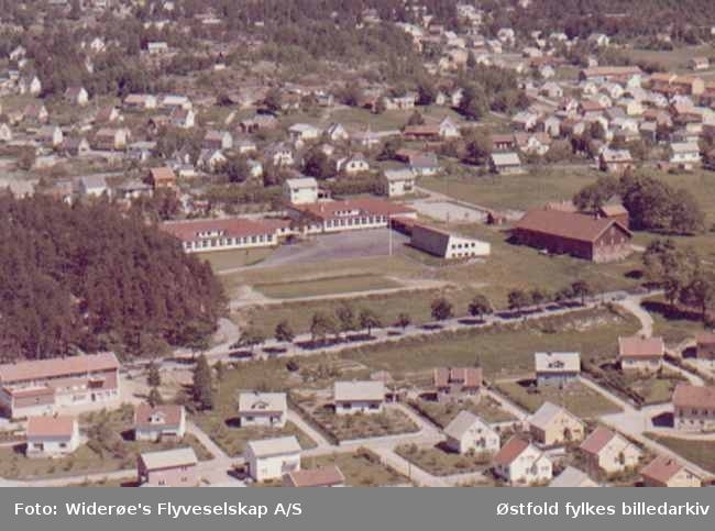 Flyfoto av boligområde og Valaskjold realskole i Tune.