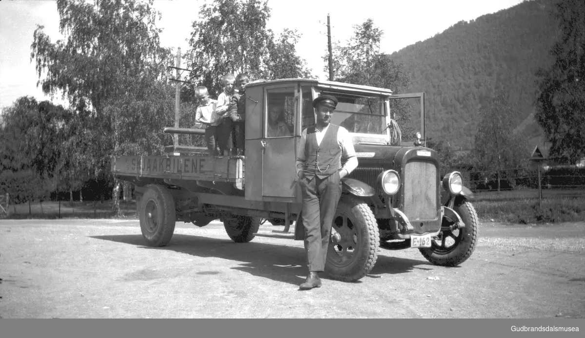 Jon Haugtredet (f. 1905) framfor ein Federal lastebil til A/S Skjåkbilene