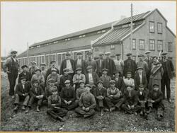 Gruppe arbeidere ved Globus maskinfabrikk i Brumunddal 1923.