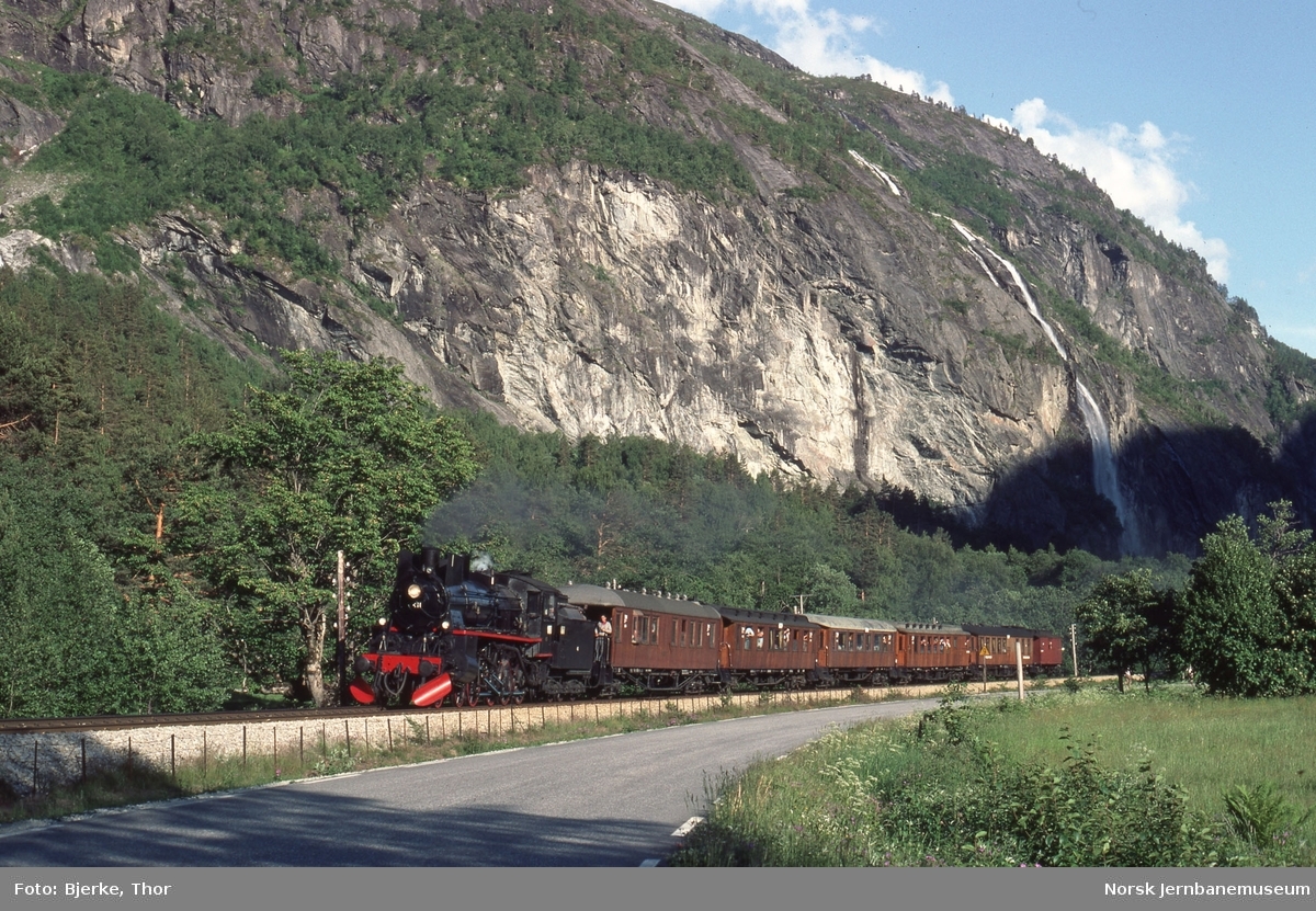 Damplokomotiv type 26c nr. 411 med ekstratog for Norsk Jernbaneklubb ved Flatmark