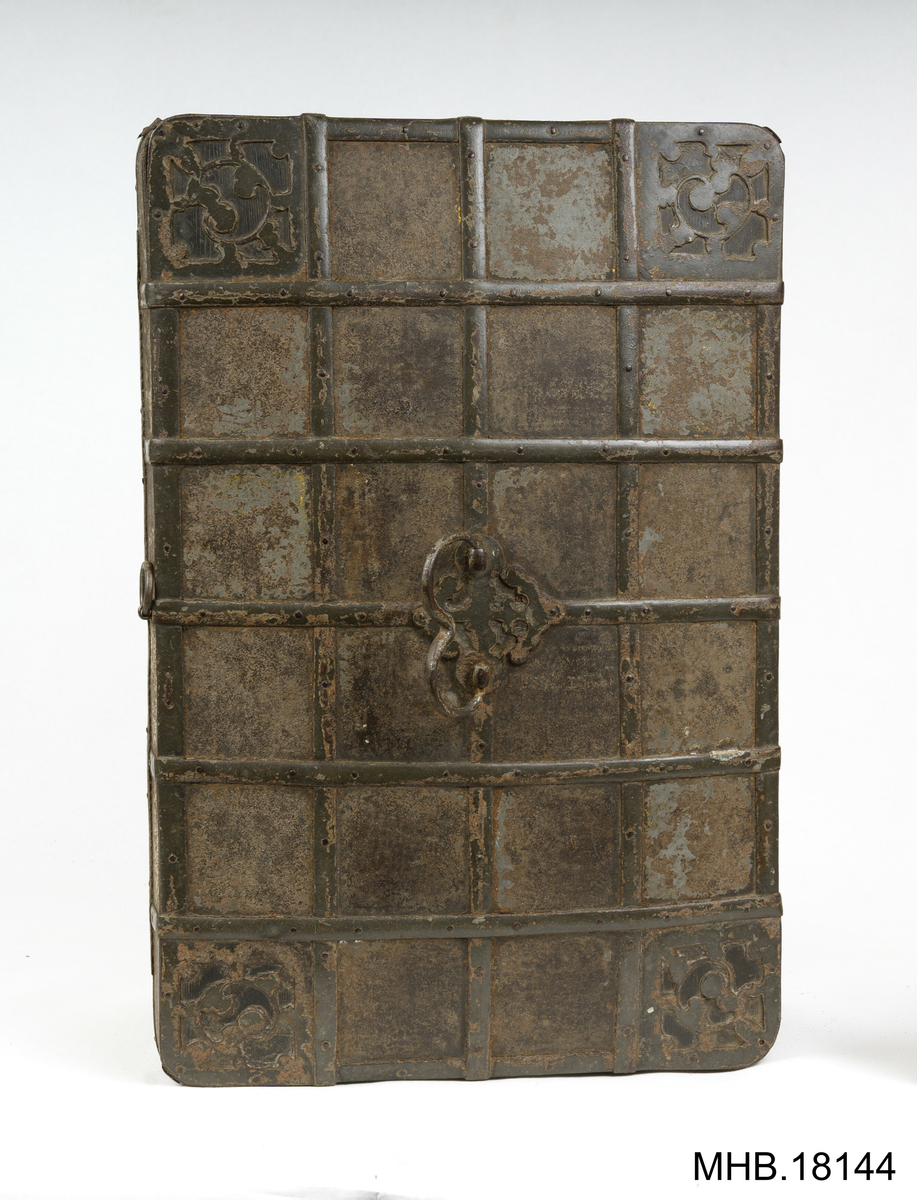 Skrin med buede lokk, jernbeslag og trippel lås på frontsiden.
Trekonstruksjonen er foret med et tynt jernark, som igjen er forgylt. Over hele overflaten er det jernbånd som danner rutemønster, laget med tynne jernbånd (1 cm) spikret til boksens 6 sider.  Ornamental dekorasjon i hjørner øverst på lokket (jernplaten beskåret med barokke motiver, uten en gylden base), hådtaket, og på de tre ytterste nøkkelhullene.
Inne i skrinet er treunderlaget foret med gullpapir (messing, kobberlegering-falskt gull). Lokket har et annet hengslet lokk på innsiden, også foret med samme messingfolie.