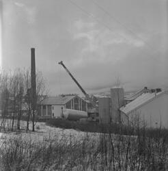 Montering av mjølkesilo ved meieriet i Ølensjøen i Ølen, 197