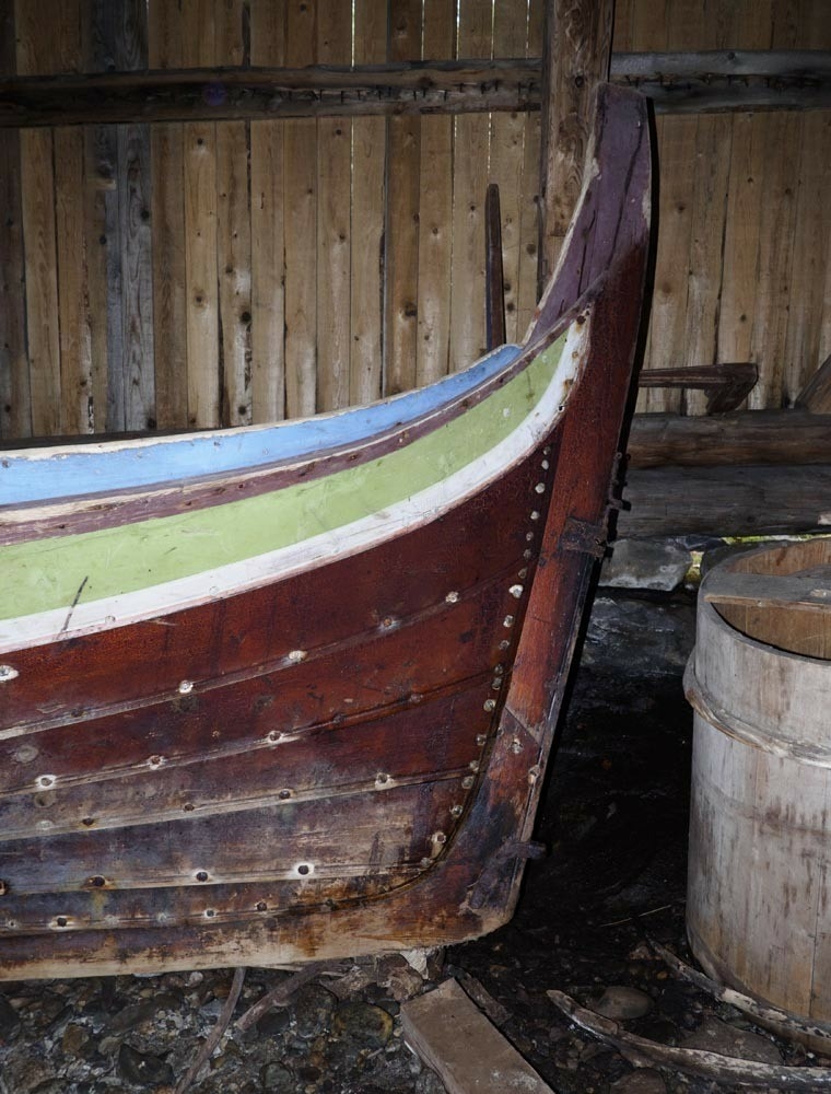Nordlandsbåten er i kategori halvfemterømming, eller fire og en halvroms båt. Båten har seks bordganger, har hatt fem tofter, to nå, fire par tolleganger og et ekstra som har kommet til seiner framme mot baugen. Den er klinkbygd, hadde råsegl, er tjærebredd og har dekorfarger i flere farger. Det er flere slitasjespor etter bruk. Båten inneholder, mast med stående rigg av naturfiber, råa, rakka, garnrulle, ror, rorkult, tiljer, øsekar (2 stk), seglstikke og årer (4stk). Båten har ikke motor.