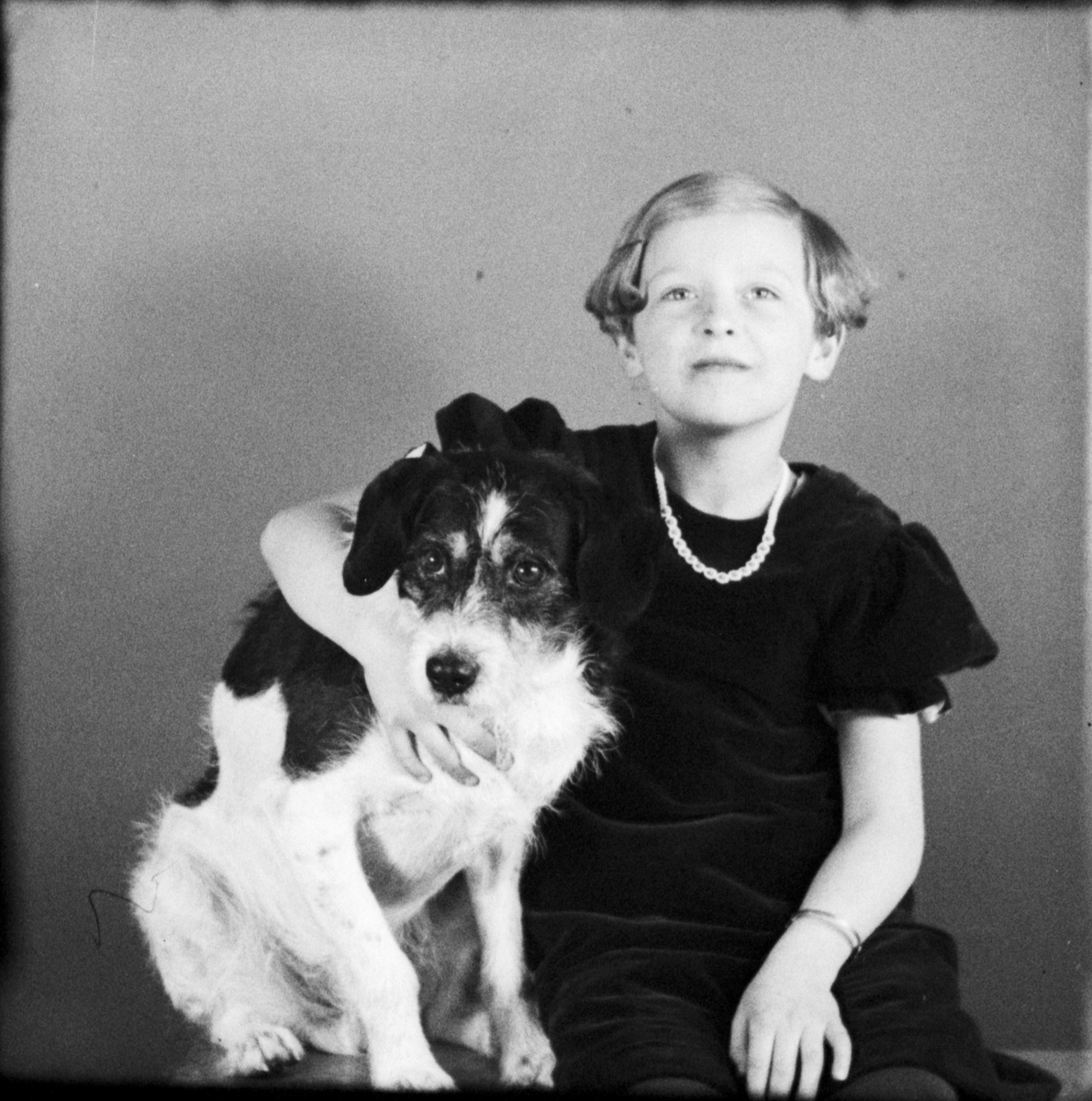 Ulla Pettersson Edberg från Östhammar med hunden Ruff, Uppland 1937