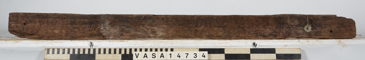 Bräda som tillhör alpumpkistan i hålskeppet. Avskiljd från 14911 som den ursprungligen var en del av.