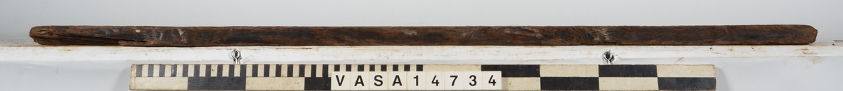 Bräda som tillhör alpumpkistan i hålskeppet. Avskiljd från 14911 som den ursprungligen var en del av.